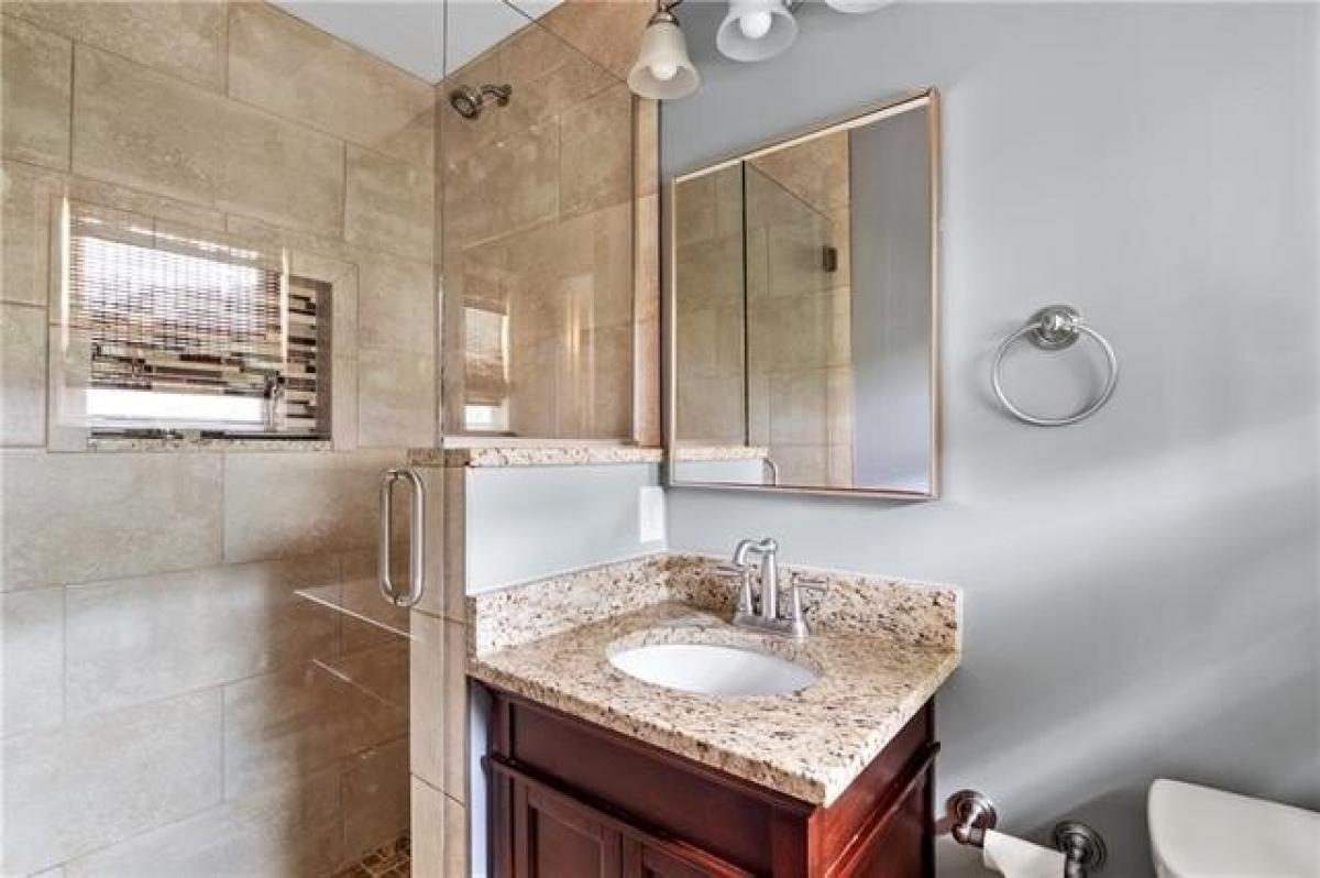 Picture of Home For Sale in Overland Park, Kansas, United States