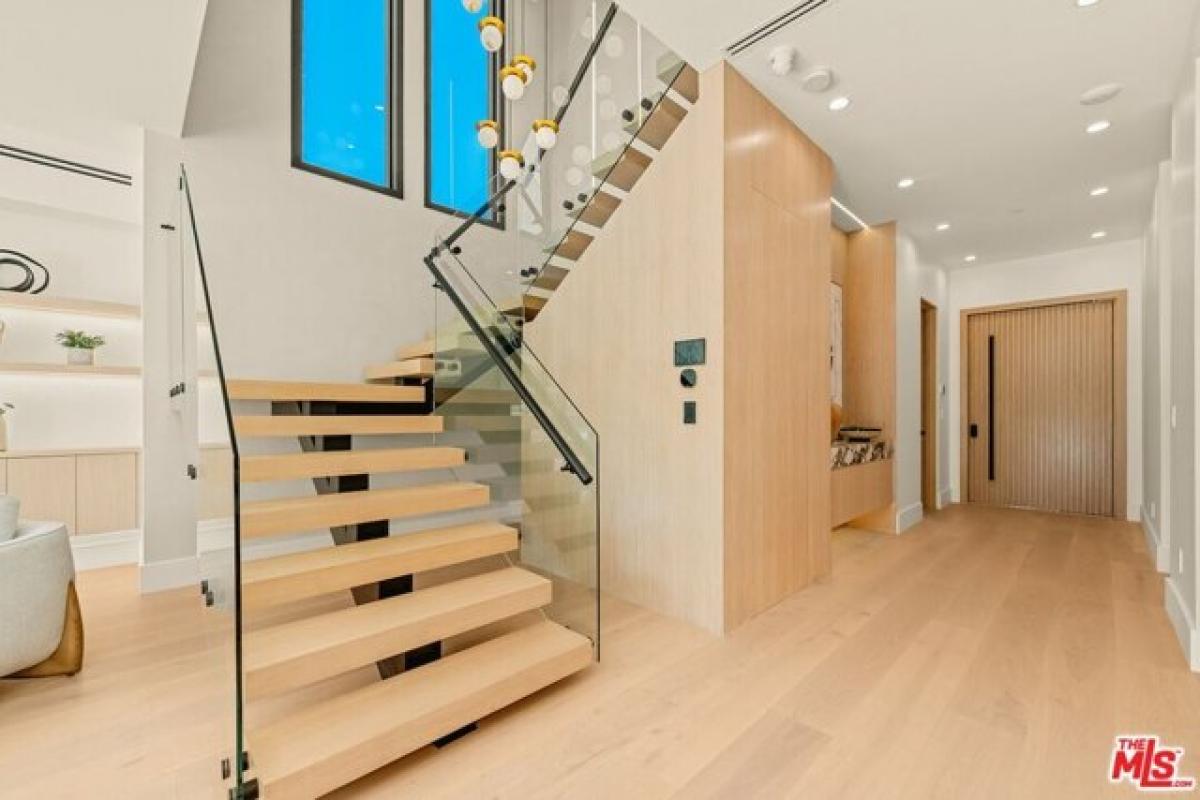 Picture of Home For Sale in Studio City, California, United States