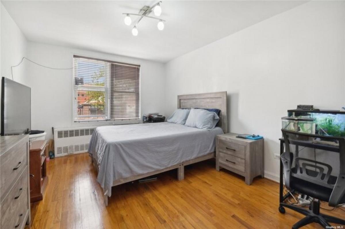 Picture of Home For Sale in Elmhurst, New York, United States