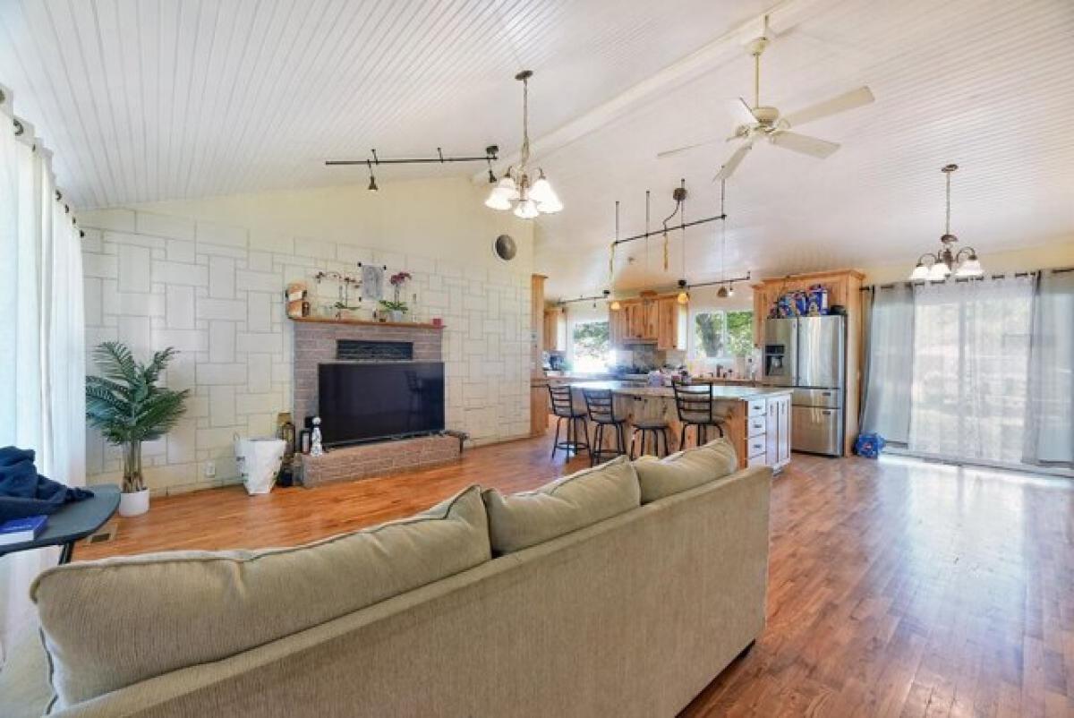 Picture of Home For Sale in Central Point, Oregon, United States