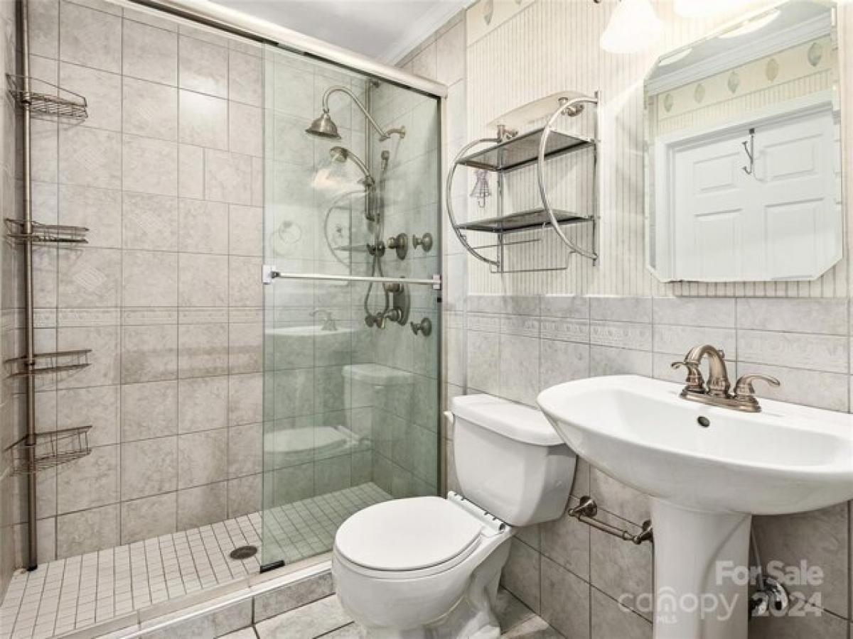 Picture of Home For Sale in Asheville, North Carolina, United States