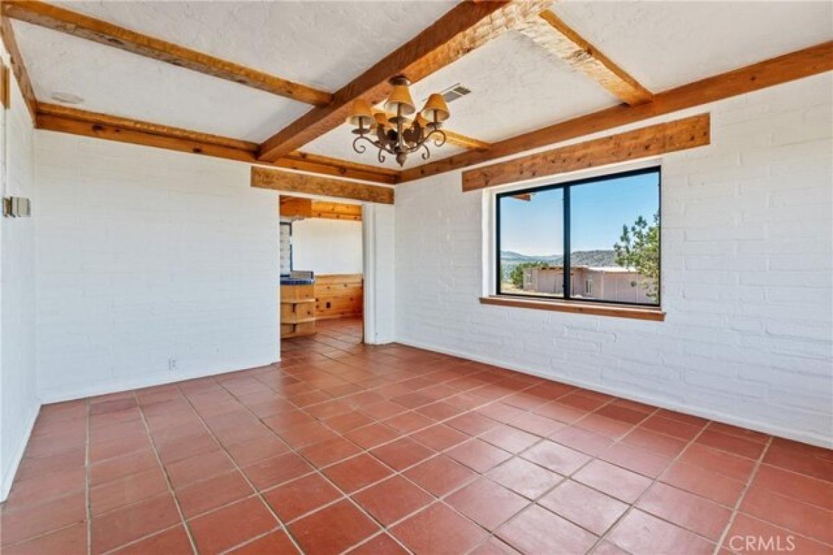 Picture of Home For Sale in Pearblossom, California, United States