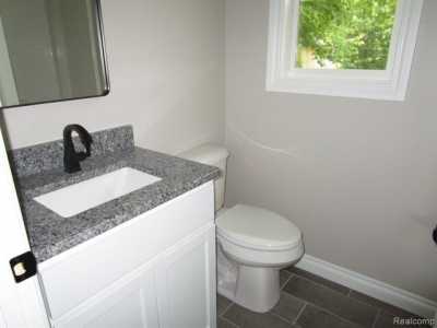 Home For Sale in Farmington Hills, Michigan