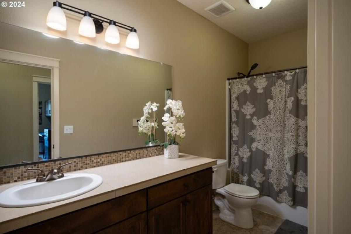 Picture of Home For Sale in McMinnville, Oregon, United States