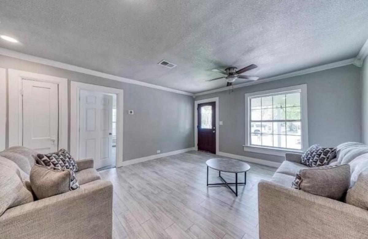 Picture of Home For Sale in Mineral Wells, Texas, United States