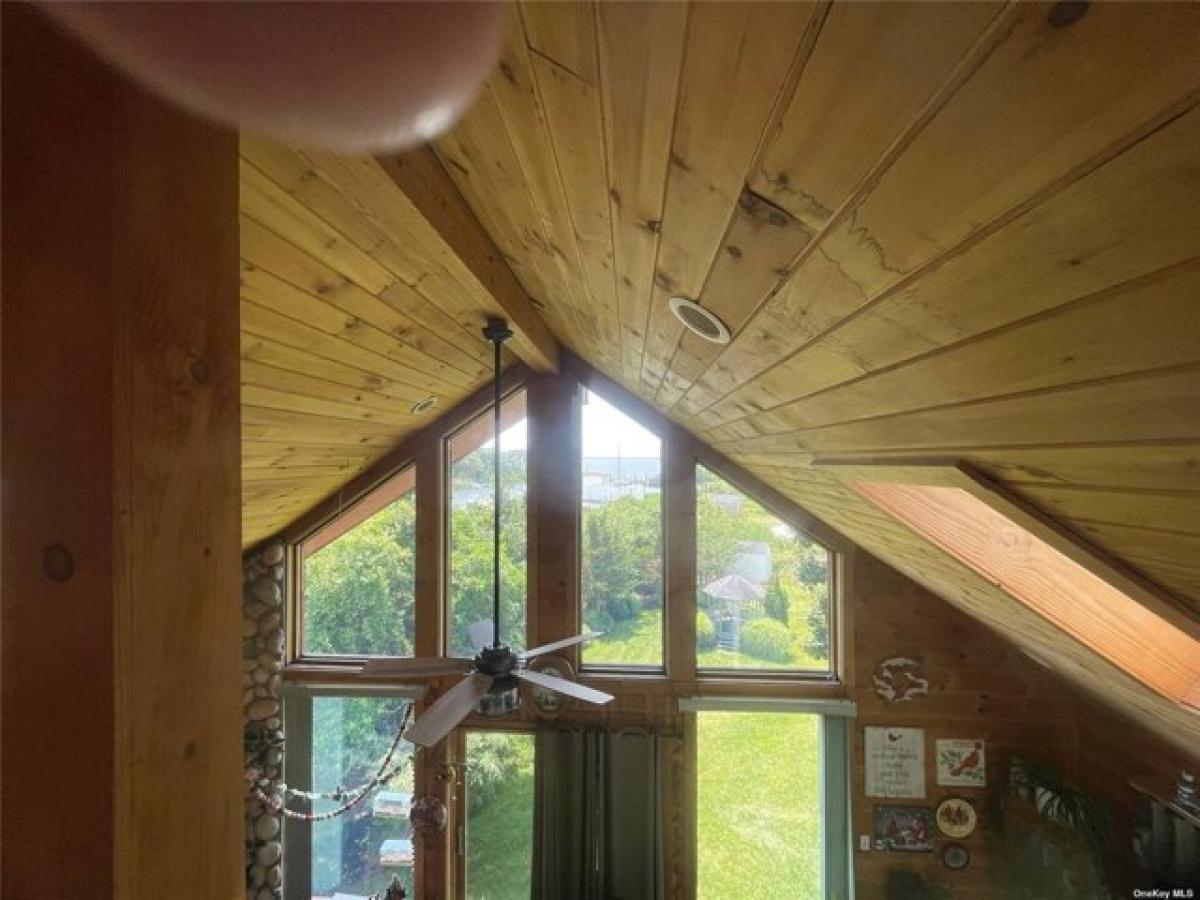 Picture of Home For Sale in Center Moriches, New York, United States