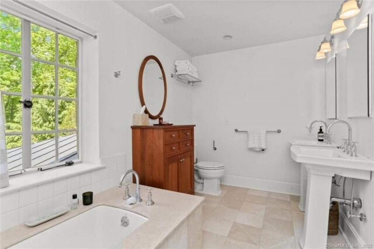 Picture of Home For Sale in New Canaan, Connecticut, United States