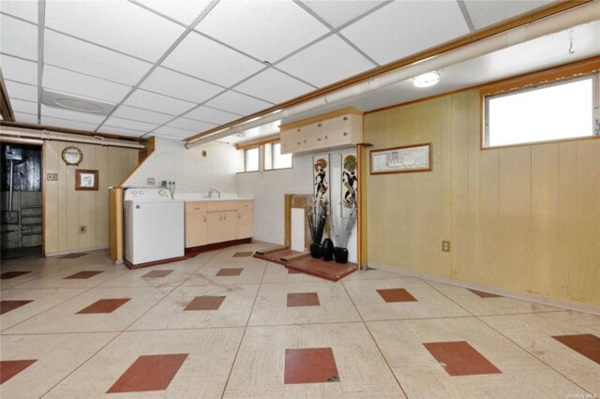 Picture of Home For Sale in Flushing, New York, United States