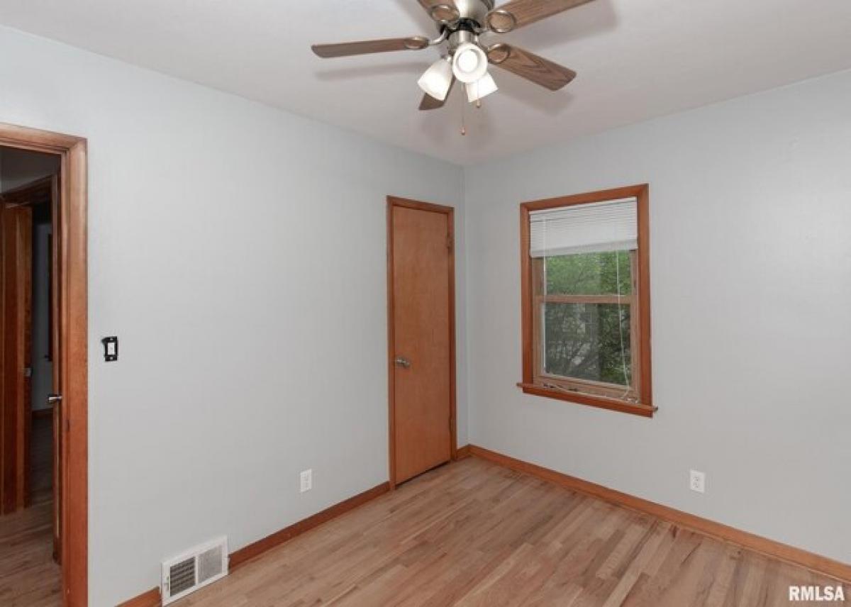 Picture of Home For Sale in Bettendorf, Iowa, United States