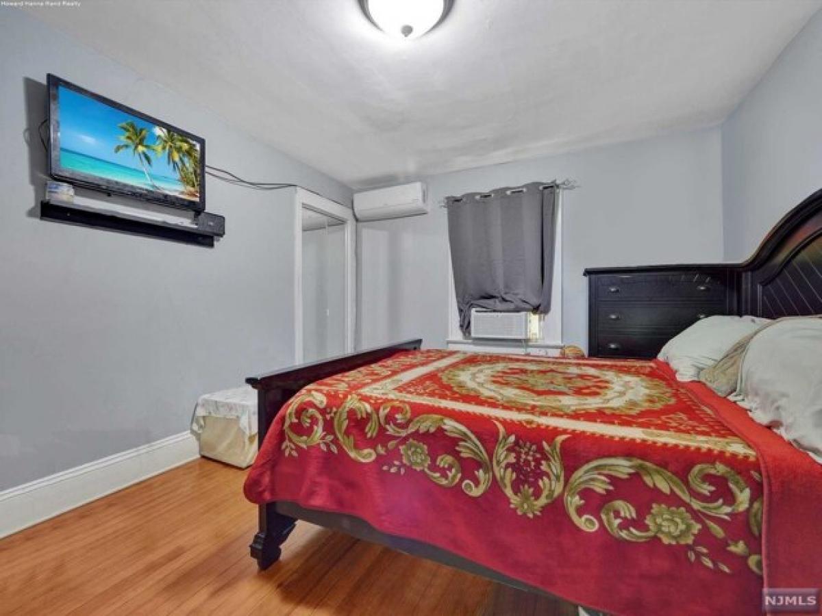 Picture of Home For Sale in Hasbrouck Heights, New Jersey, United States