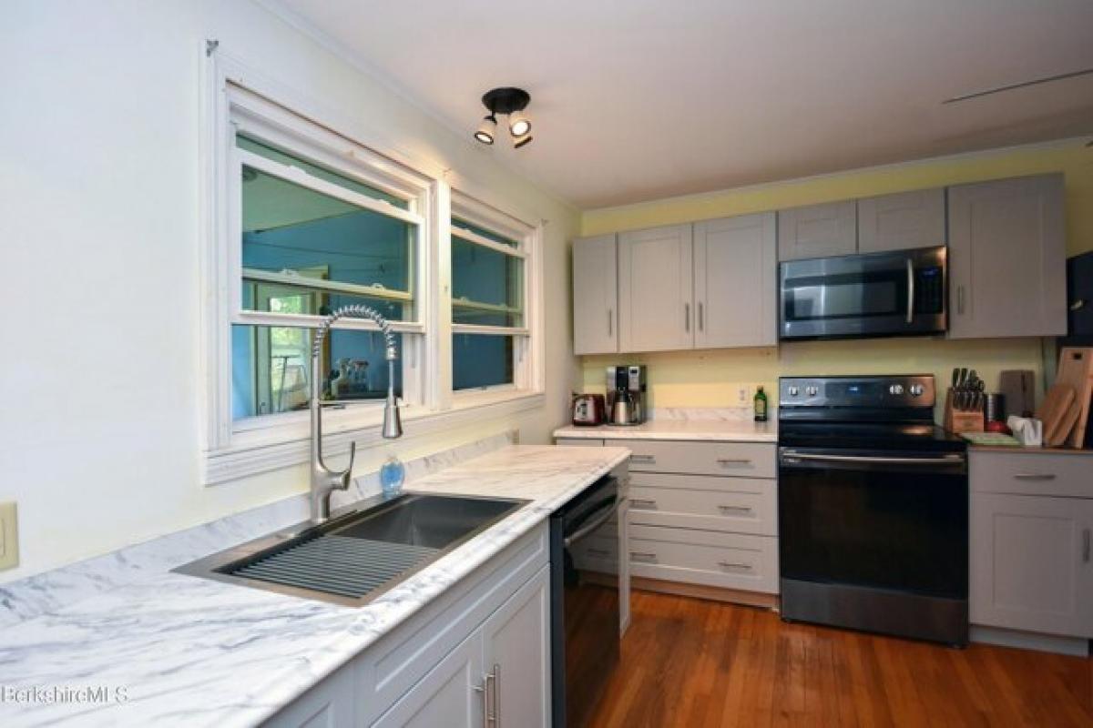 Picture of Home For Sale in Pittsfield, Massachusetts, United States