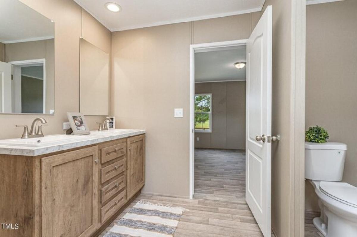 Picture of Home For Sale in Sanford, North Carolina, United States