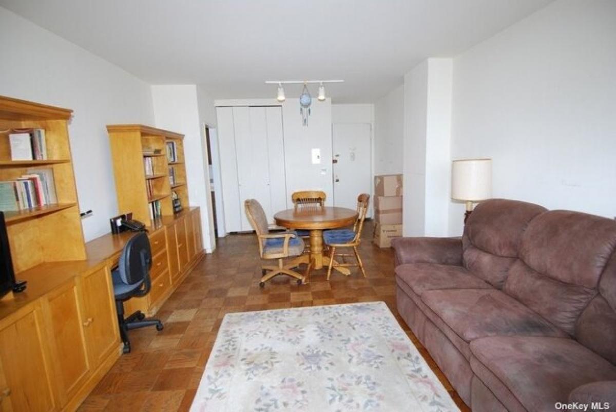 Picture of Home For Sale in Floral Park, New York, United States