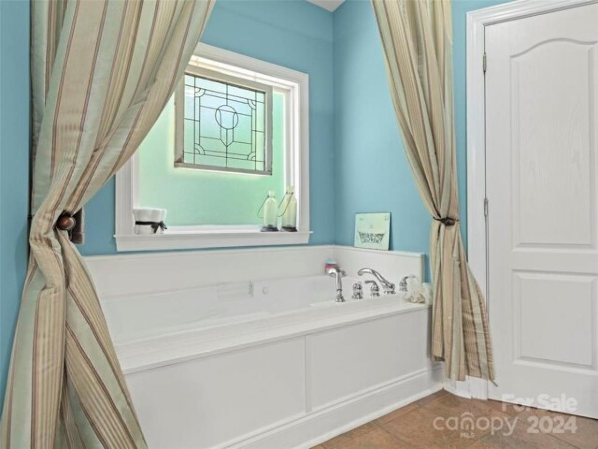 Picture of Home For Sale in Hendersonville, North Carolina, United States