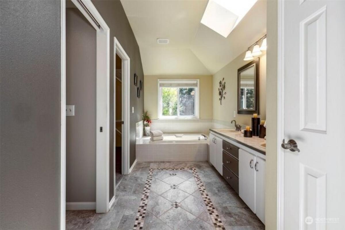 Picture of Home For Sale in Bremerton, Washington, United States