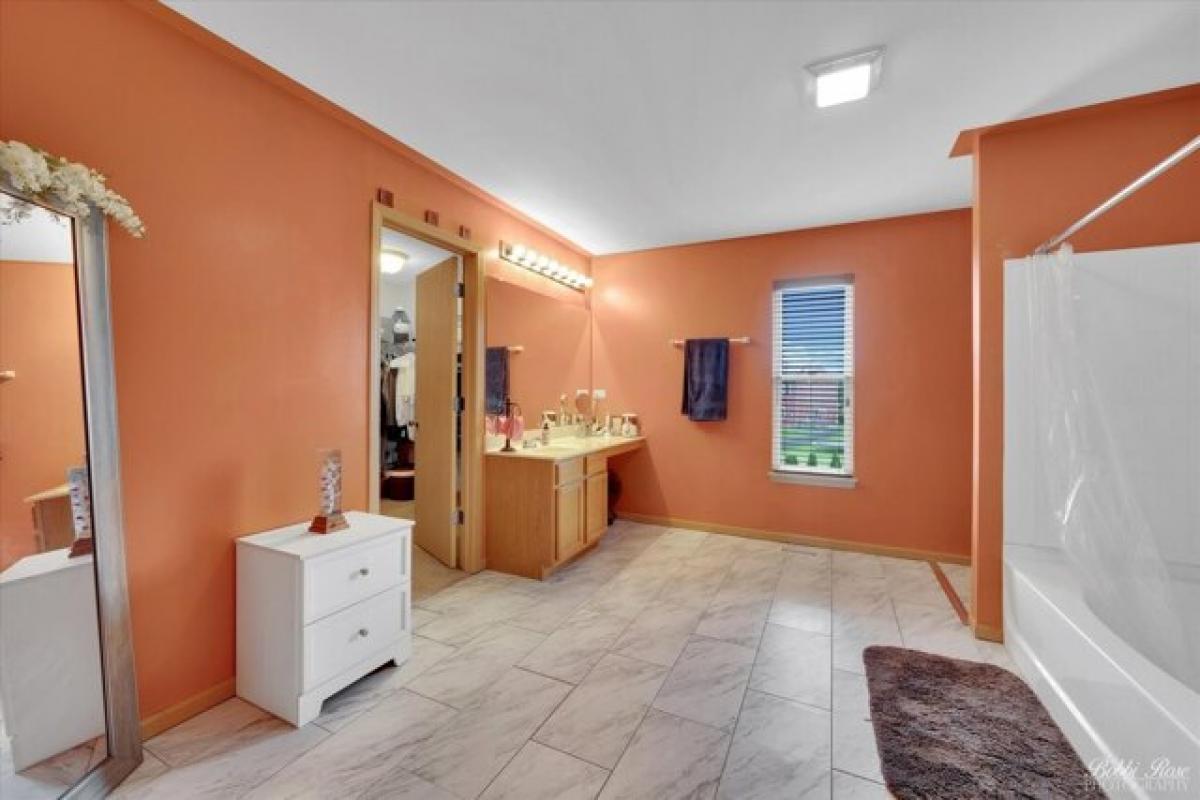 Picture of Home For Sale in Wonder Lake, Illinois, United States