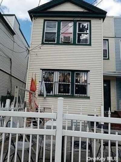 Home For Sale in Ozone Park, New York