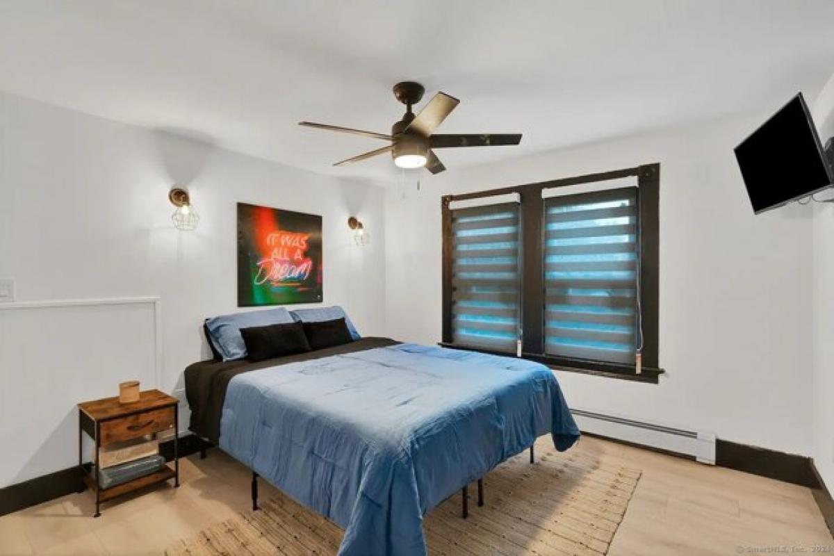 Picture of Home For Sale in Norwich, Connecticut, United States