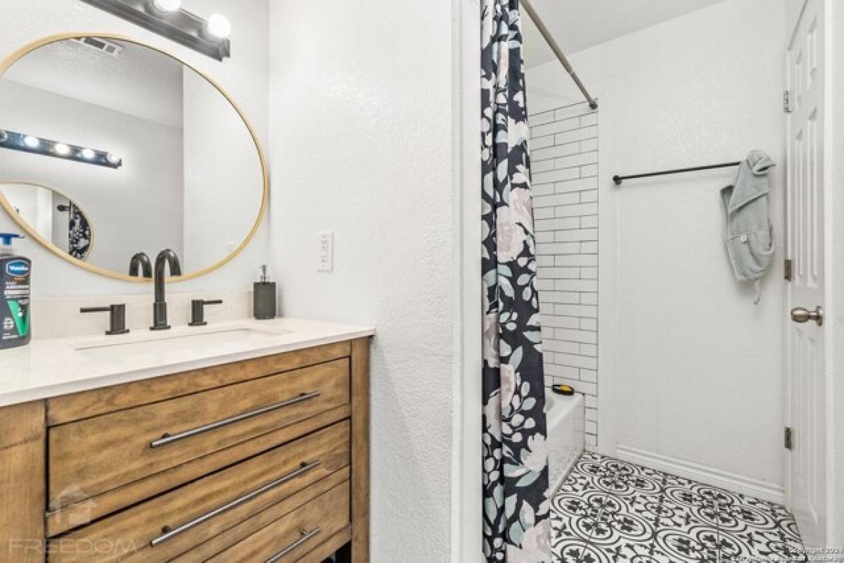 Picture of Home For Sale in Devine, Texas, United States