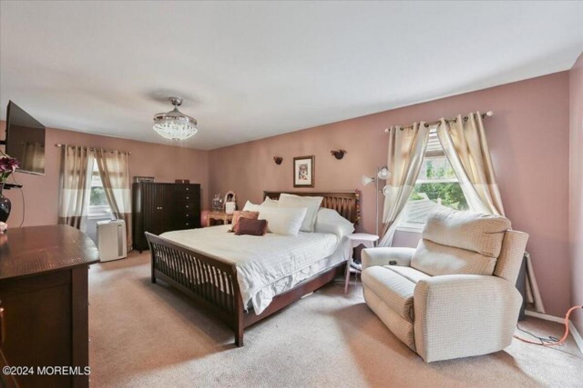 Picture of Home For Sale in Freehold, New Jersey, United States