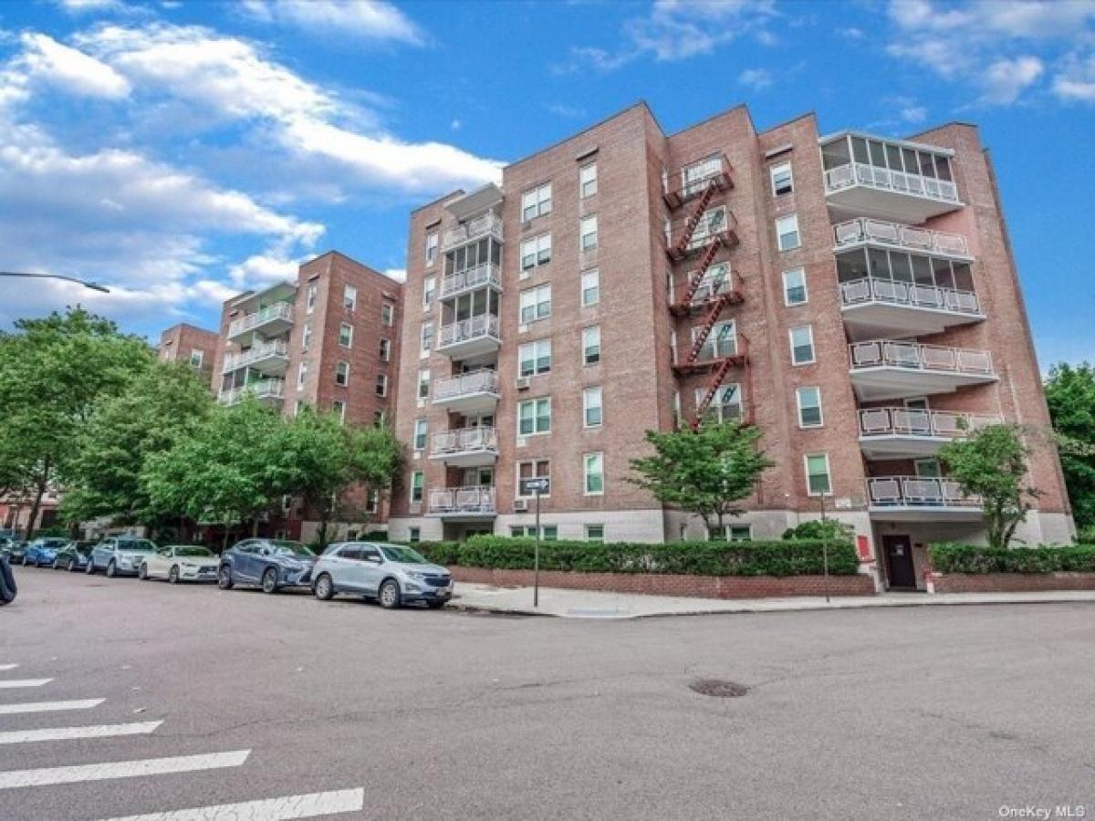 Picture of Home For Sale in Rego Park, New York, United States