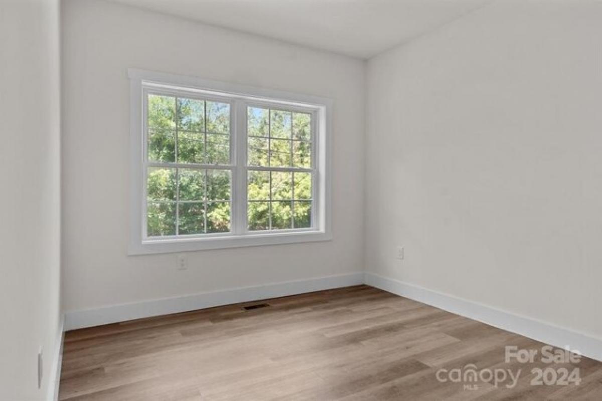 Picture of Home For Sale in Asheville, North Carolina, United States