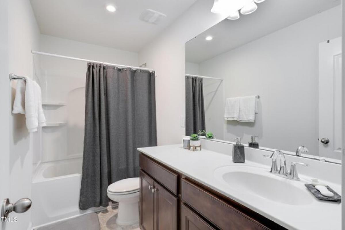 Picture of Home For Sale in Holly Springs, North Carolina, United States