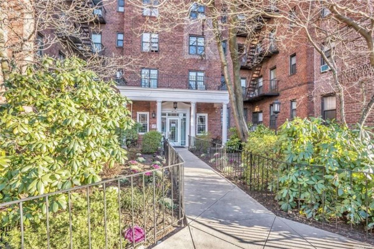 Picture of Home For Sale in Rego Park, New York, United States