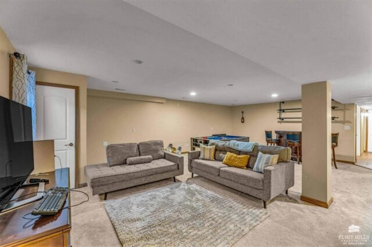 Picture of Home For Sale in Manhattan, Kansas, United States