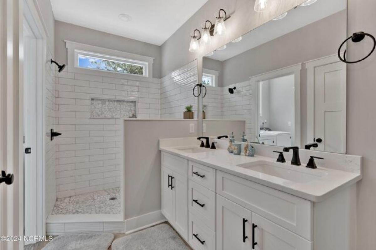 Picture of Home For Sale in Oak Island, North Carolina, United States