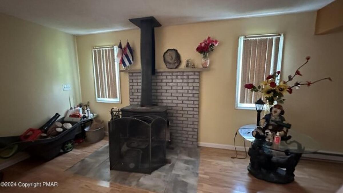 Picture of Home For Sale in Bushkill, Pennsylvania, United States