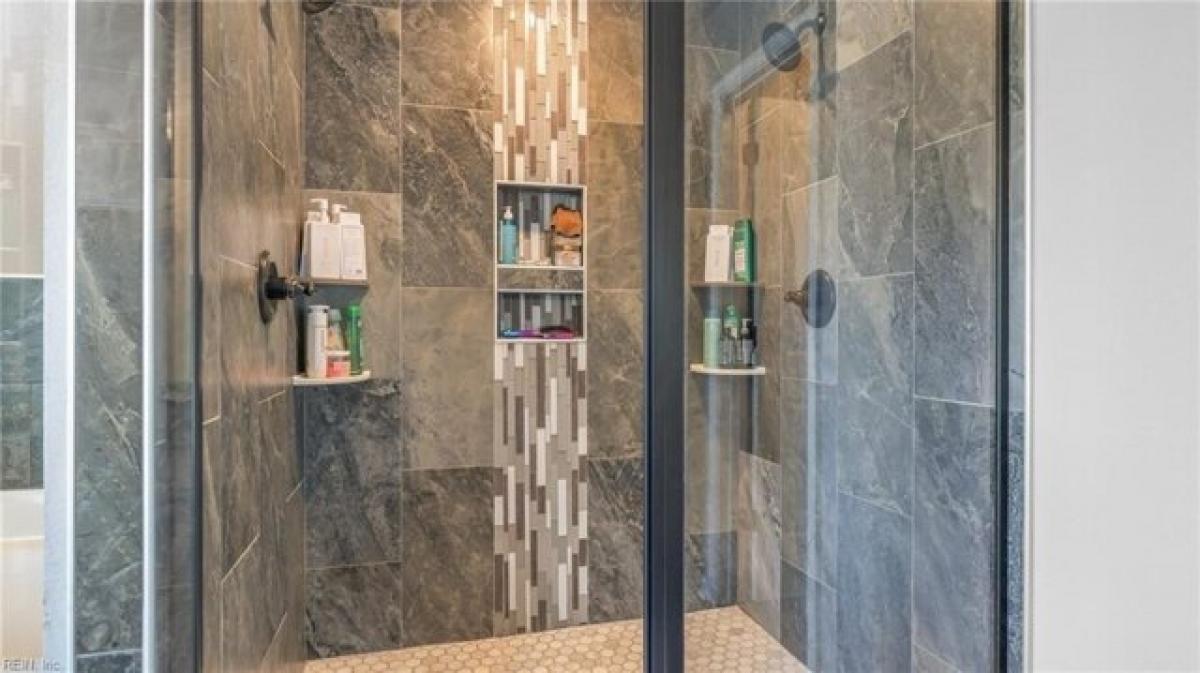 Picture of Home For Sale in Newport News, Virginia, United States