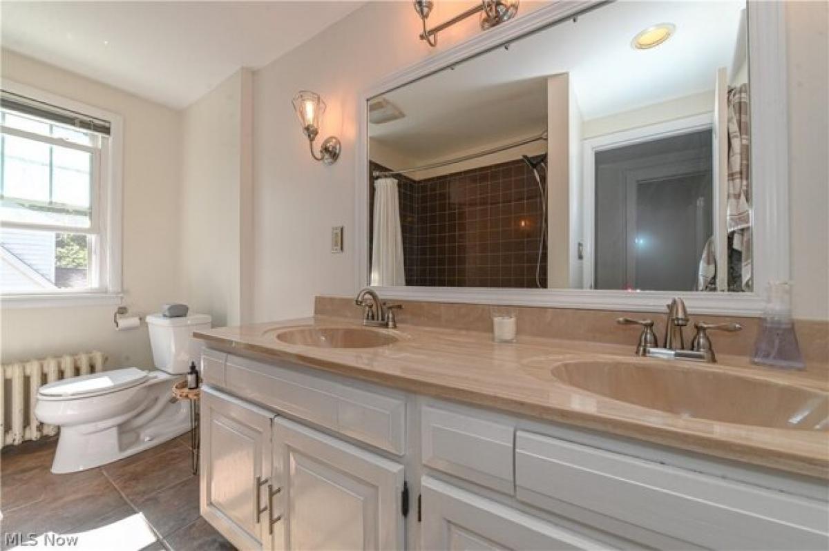 Picture of Home For Sale in Akron, Ohio, United States