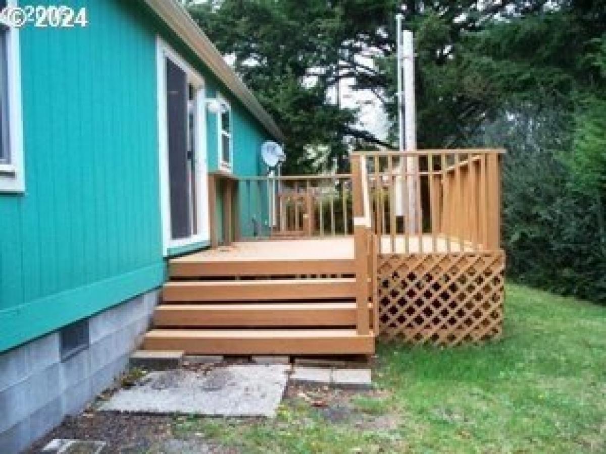 Picture of Home For Sale in Coos Bay, Oregon, United States