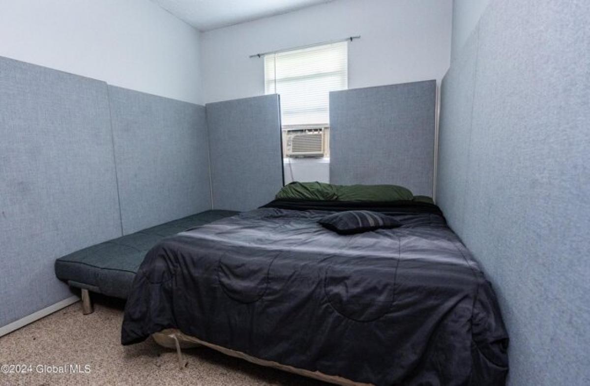 Picture of Home For Sale in Albany, New York, United States