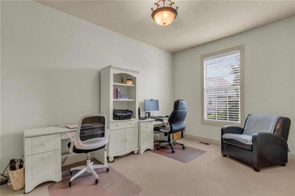 Picture of Home For Sale in Overland Park, Kansas, United States