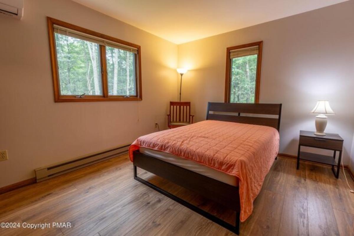 Picture of Home For Sale in Pocono Lake, Pennsylvania, United States