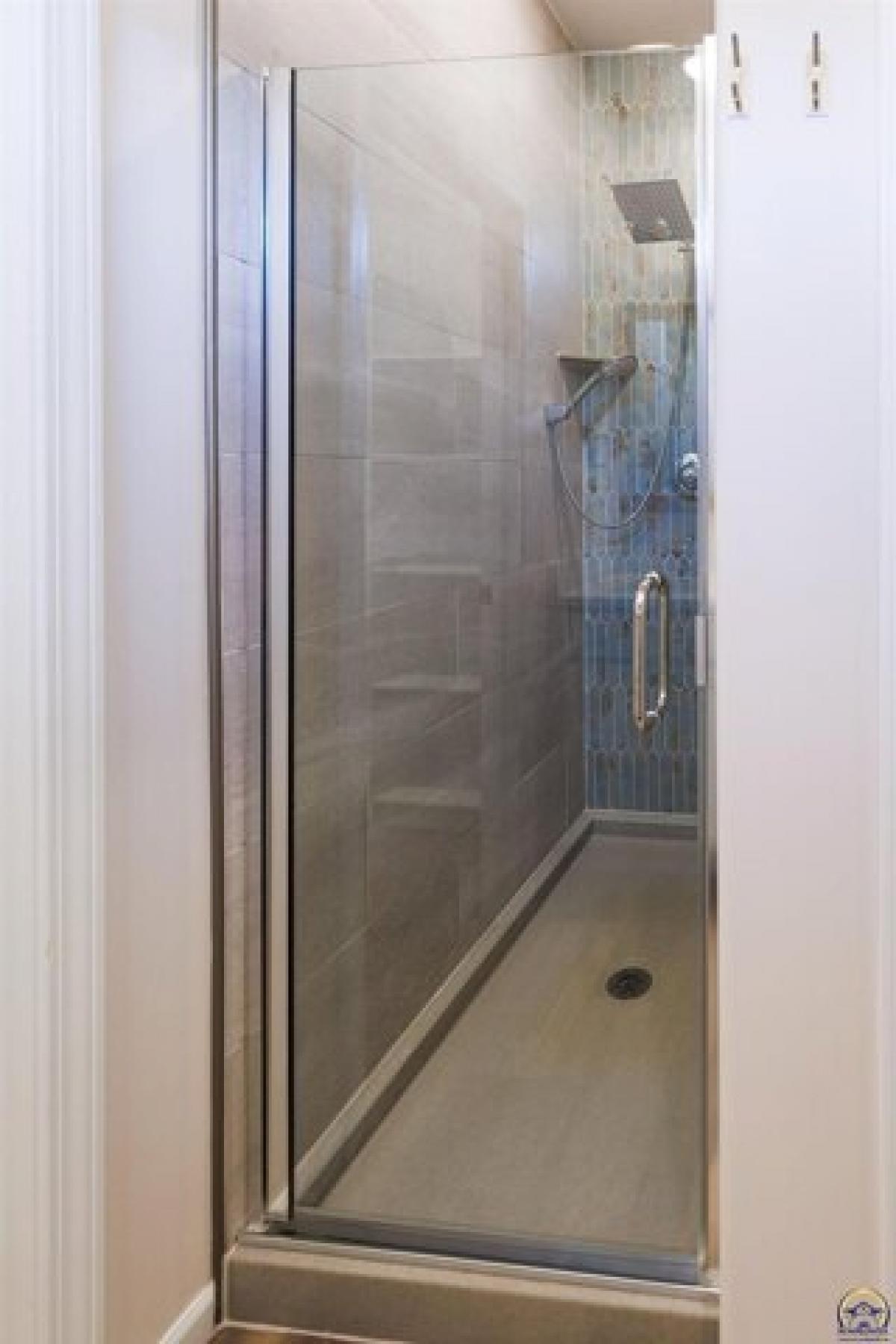 Picture of Home For Sale in Topeka, Kansas, United States