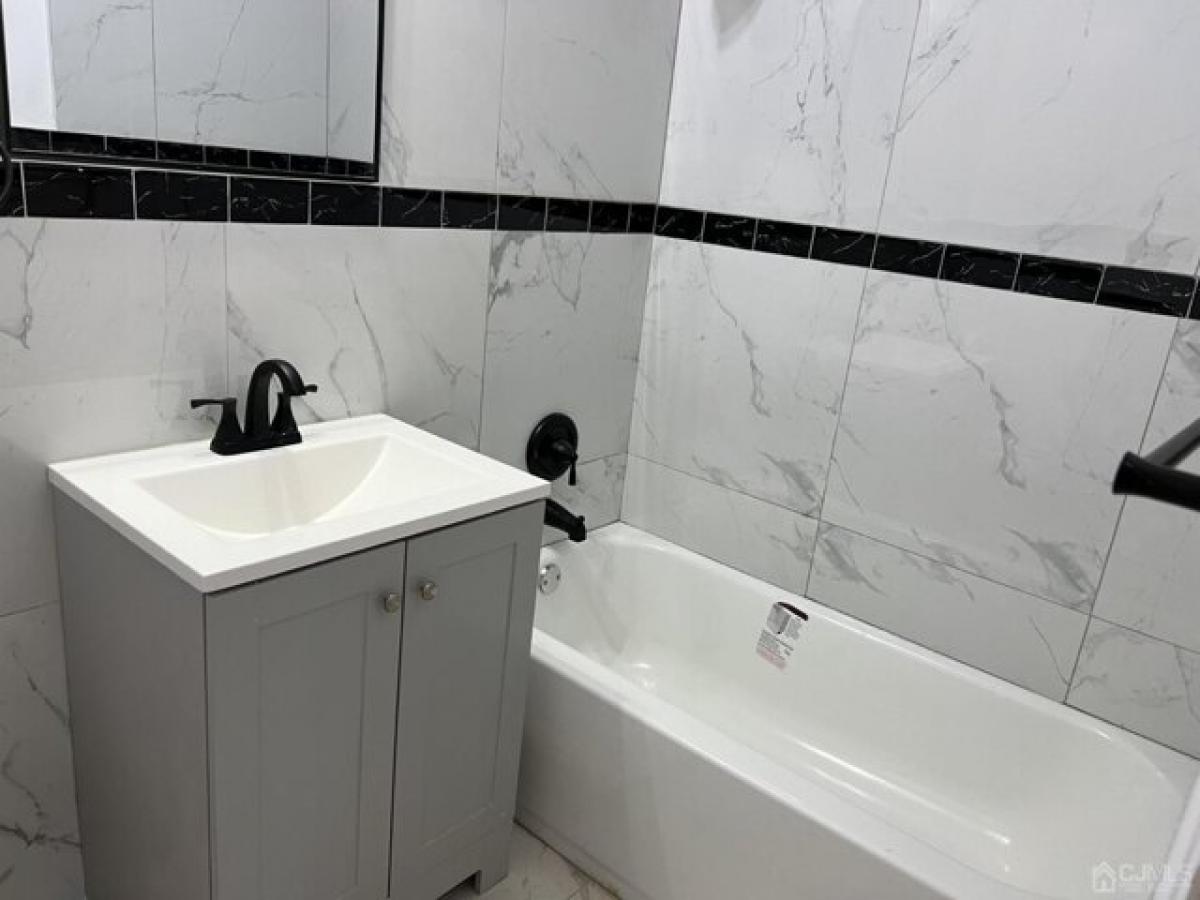 Picture of Home For Sale in Edison, New Jersey, United States