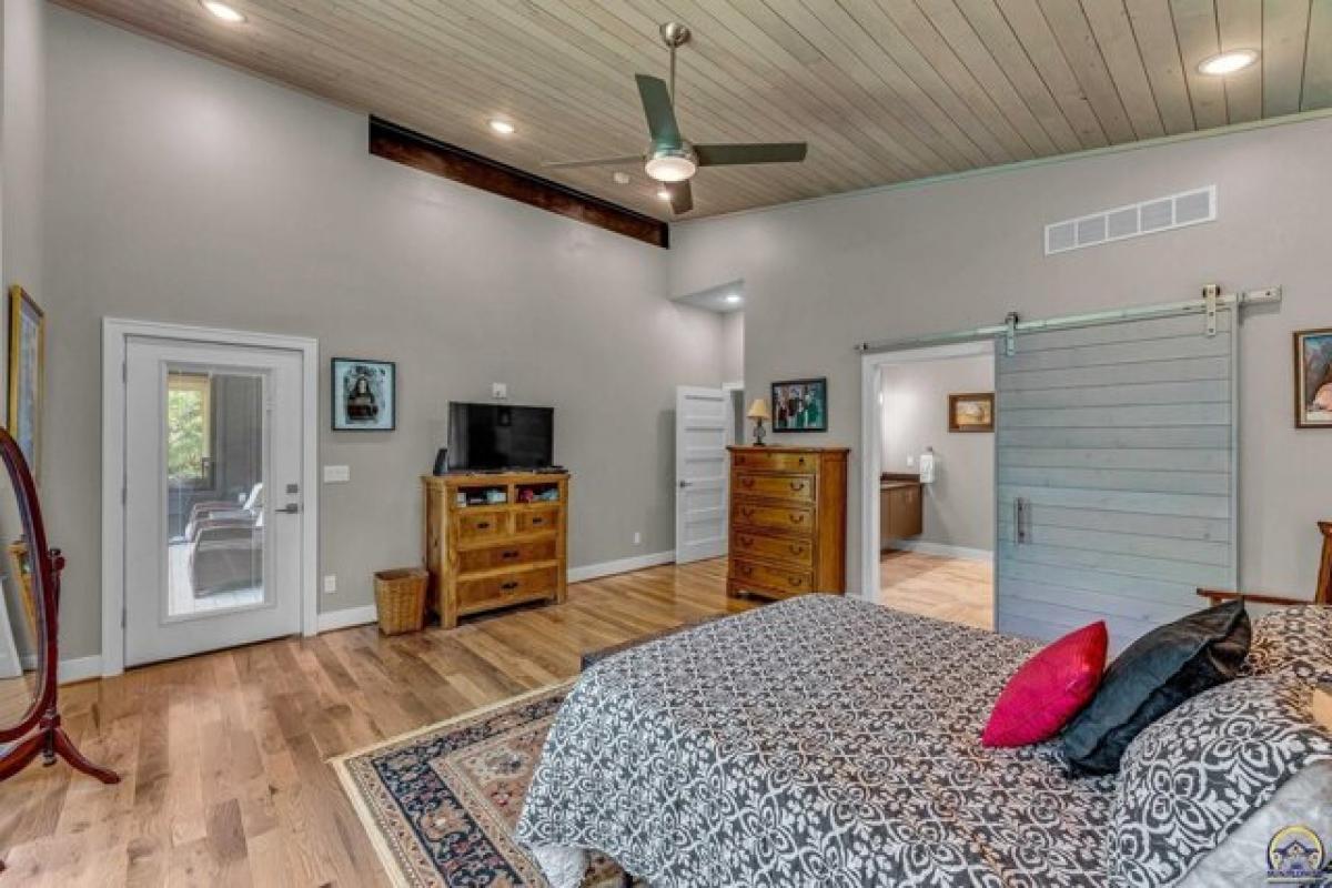 Picture of Home For Sale in Topeka, Kansas, United States