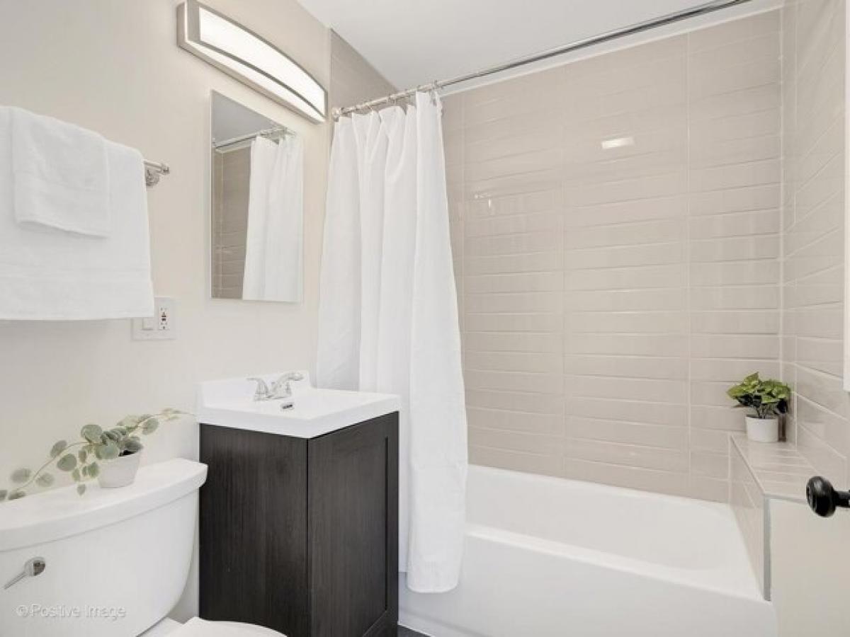 Picture of Home For Sale in Downers Grove, Illinois, United States