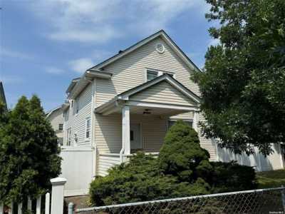 Home For Rent in Hicksville, New York