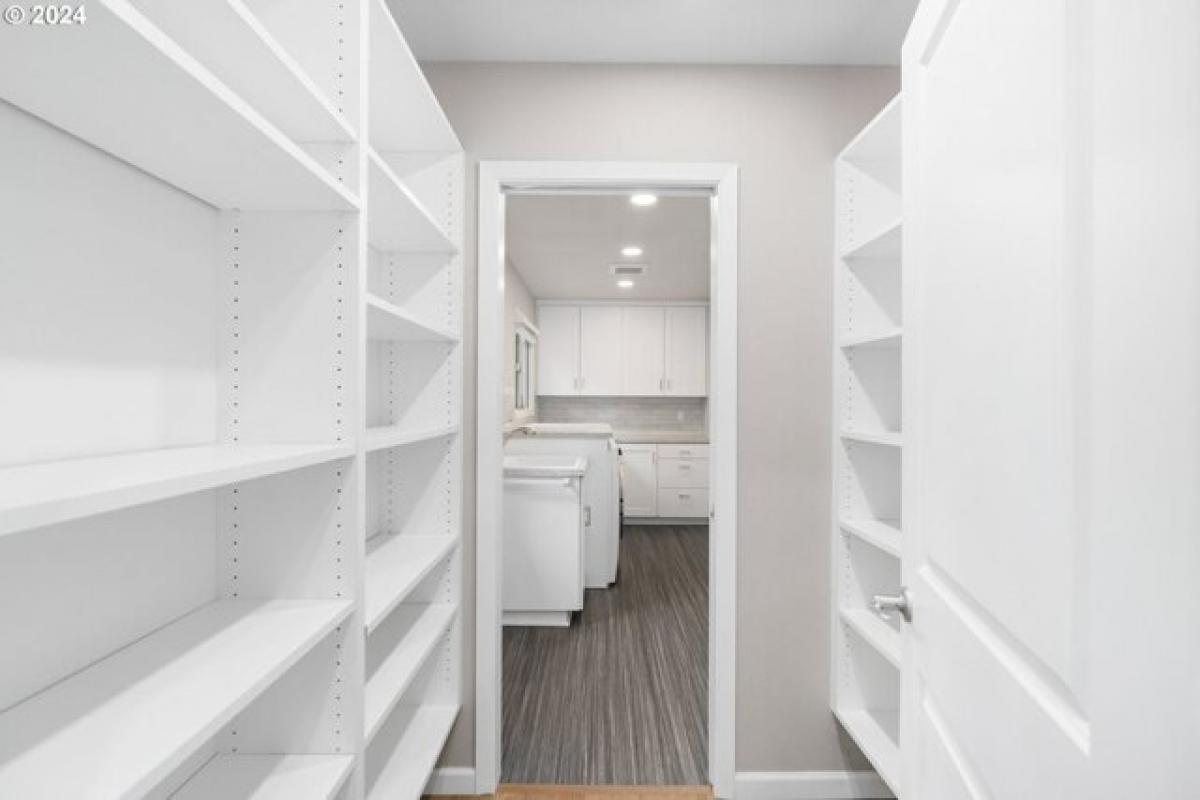 Picture of Home For Sale in Lake Oswego, Oregon, United States