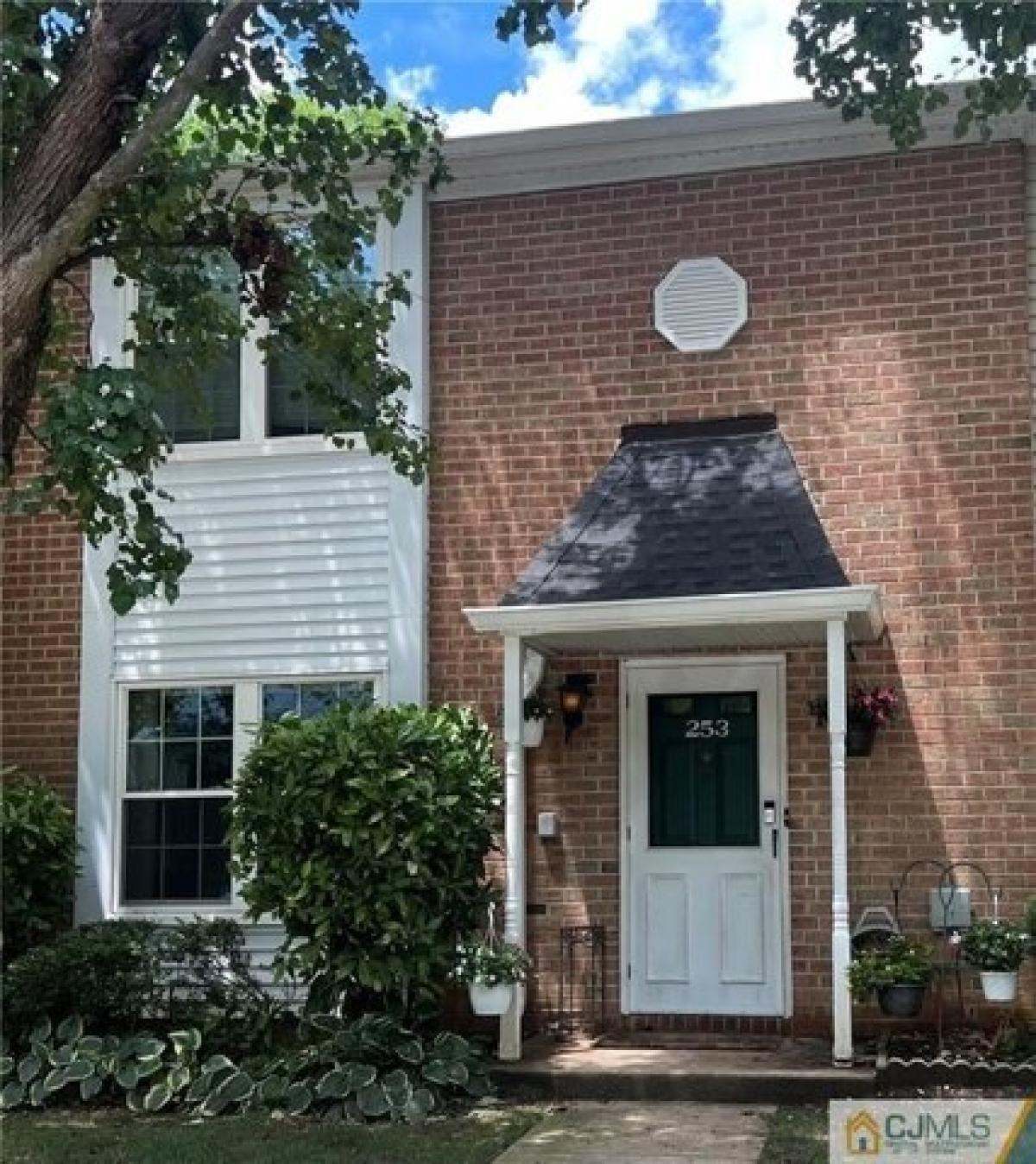 Picture of Home For Sale in East Brunswick, New Jersey, United States