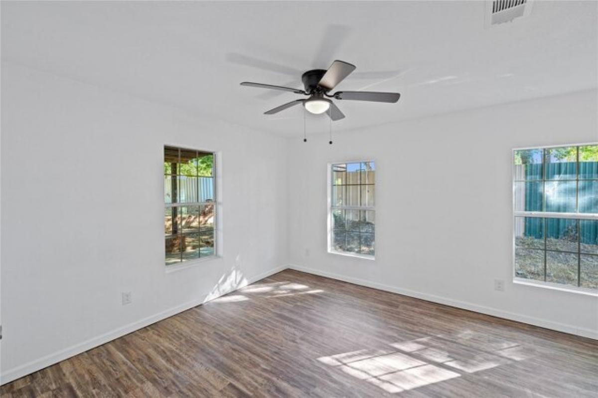 Picture of Home For Sale in Mineral Wells, Texas, United States