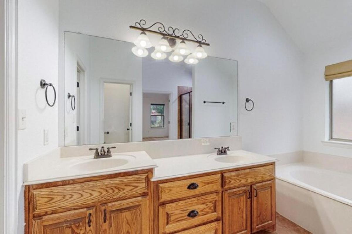 Picture of Home For Sale in Benbrook, Texas, United States