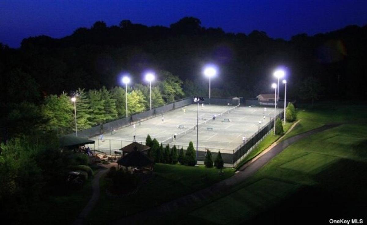 Picture of Home For Sale in Floral Park, New York, United States