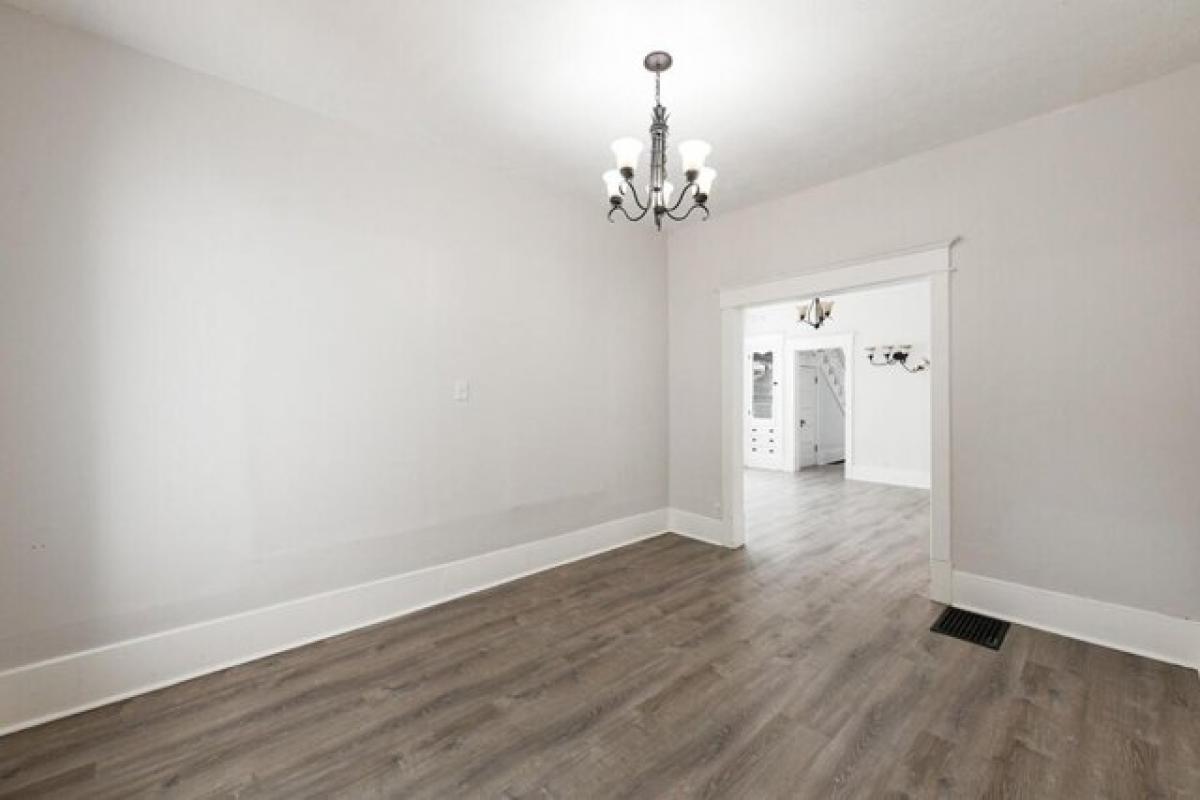 Picture of Home For Sale in Council Bluffs, Iowa, United States