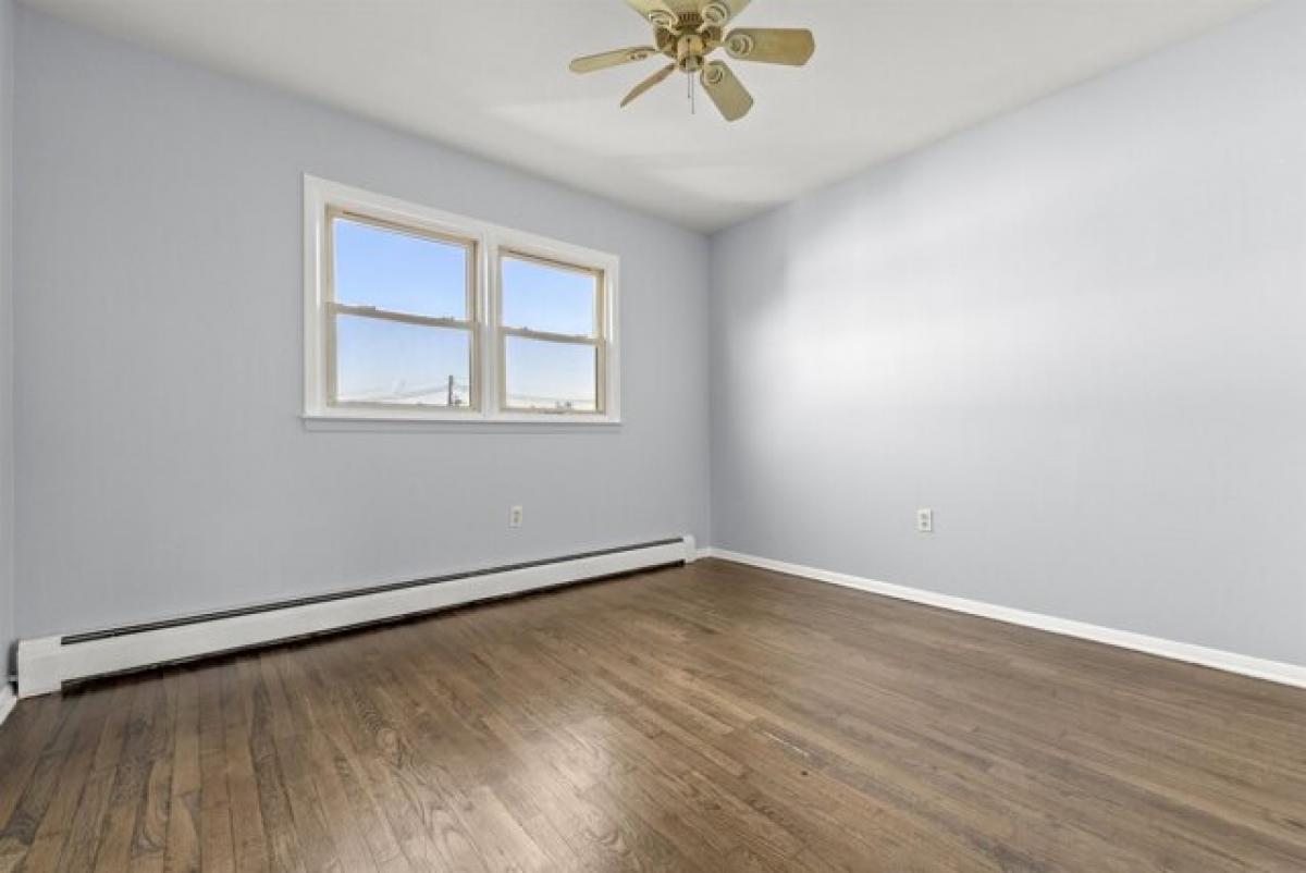 Picture of Home For Sale in Bayonne, New Jersey, United States