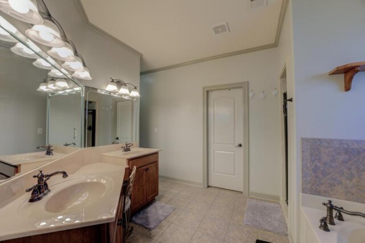 Picture of Home For Sale in Oakland, Tennessee, United States